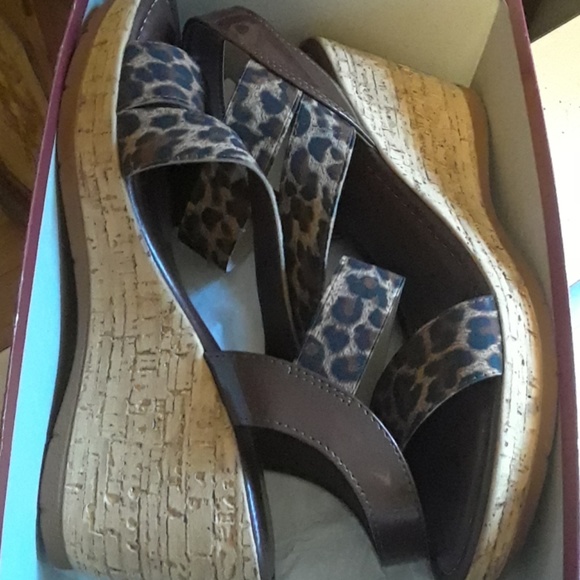 Tuscany by Easy Street Shoes - NIB Tuscany by Easy Street Platform Shoes